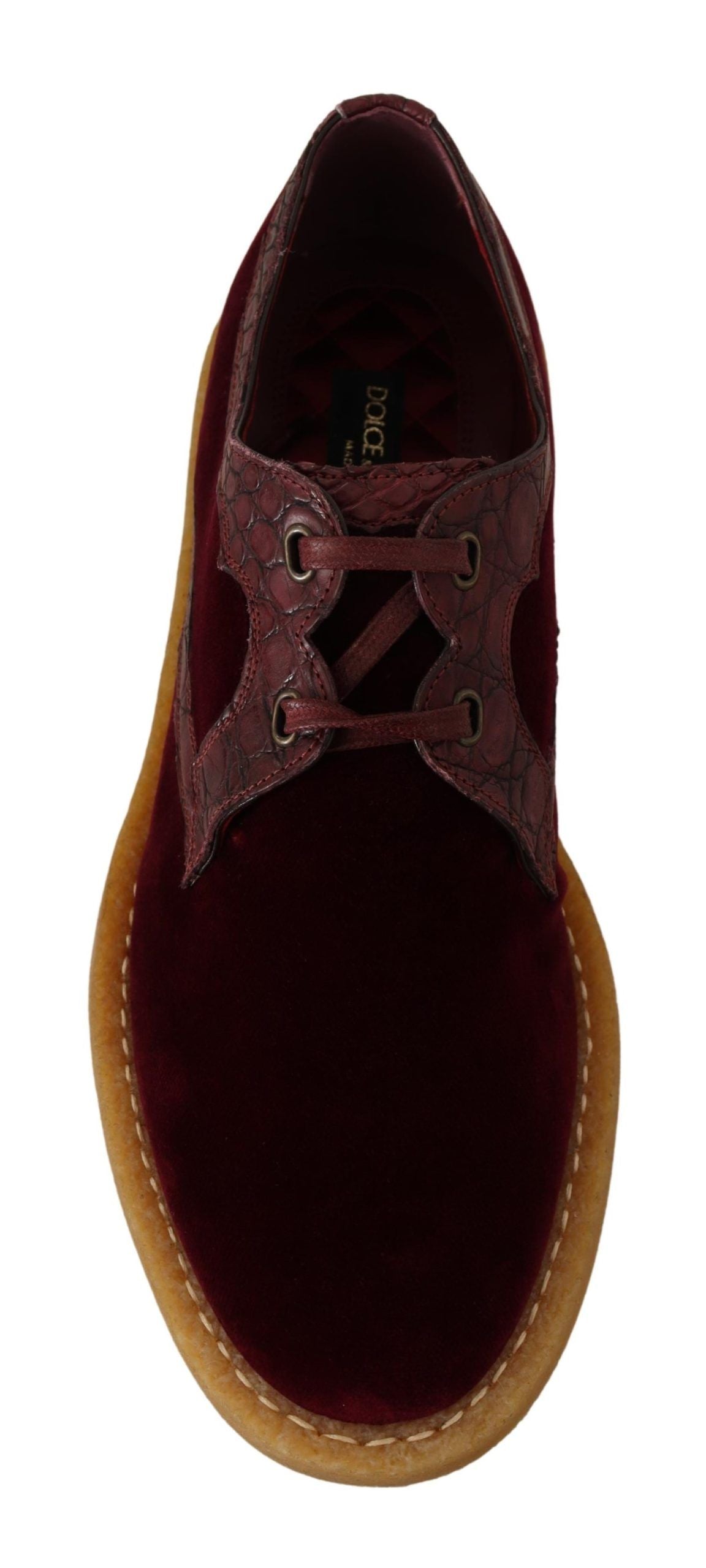 Bordeauxrote Samtschuhe aus exotischem Leder