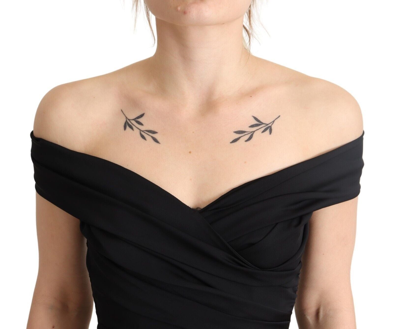 Bodycon-Etuikleid aus schwarzer Seide mit schulterfreiem Schnitt