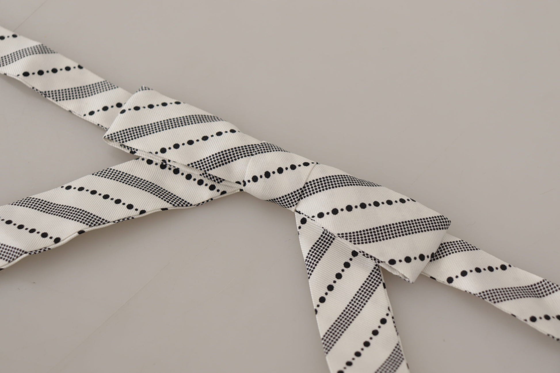 Papillon-Fliege aus 100 % Seide mit weißen und schwarzen Punkten