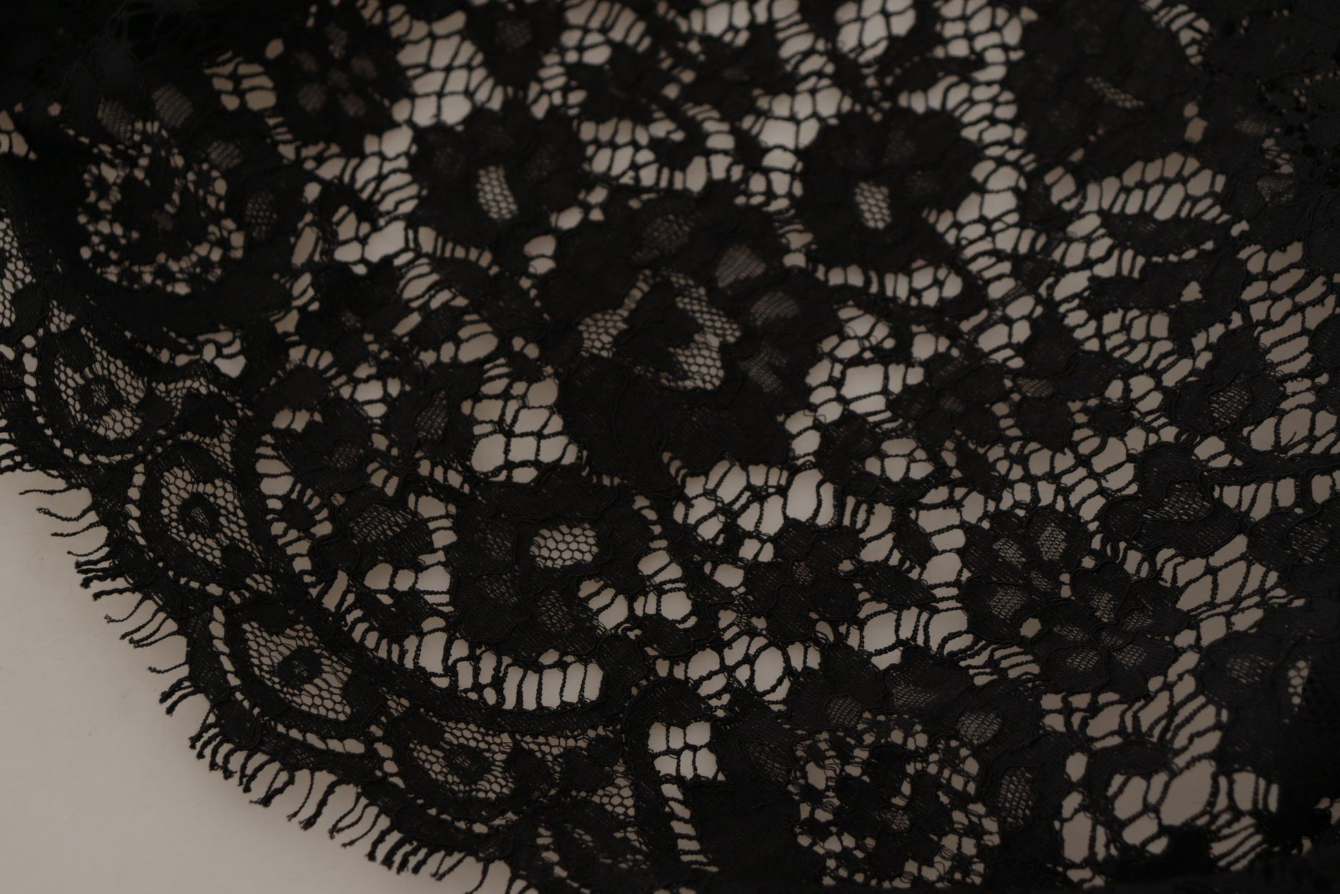 Schwarze Bluse mit floraler Spitze und Pullover „Sicily“