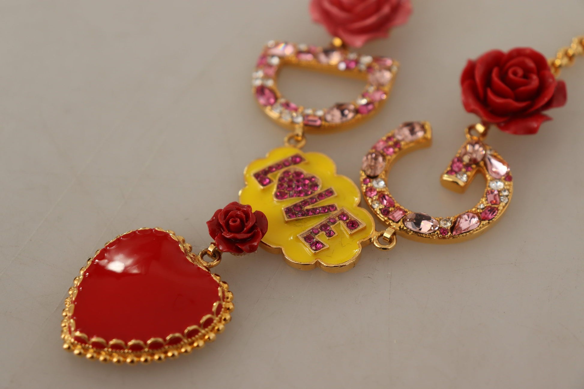 Goldfarbene Halskette mit Anhänger und Kristallen in Rose-Love-Optik