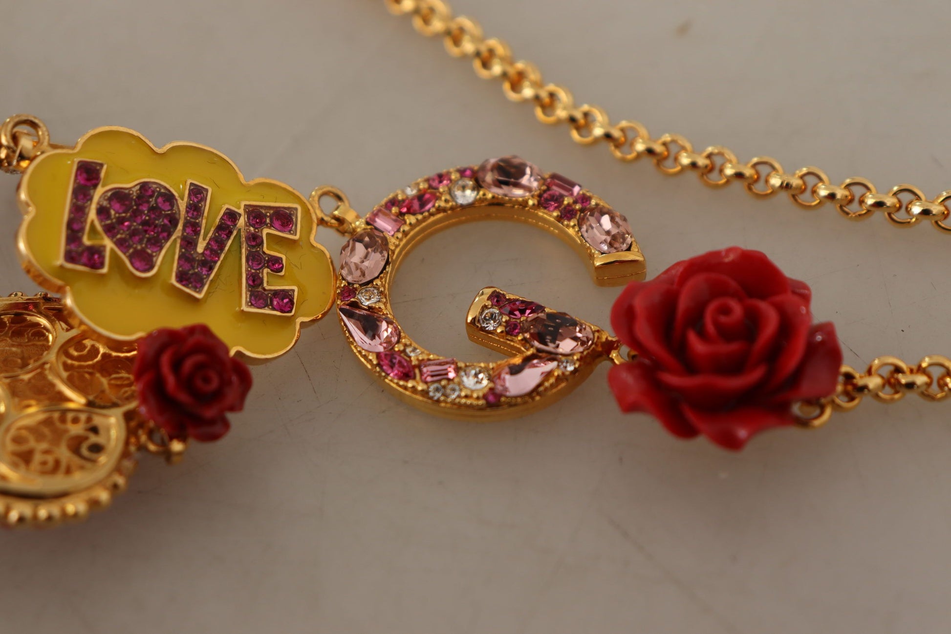 Goldfarbene Halskette mit Anhänger und Kristallen in Rose-Love-Optik