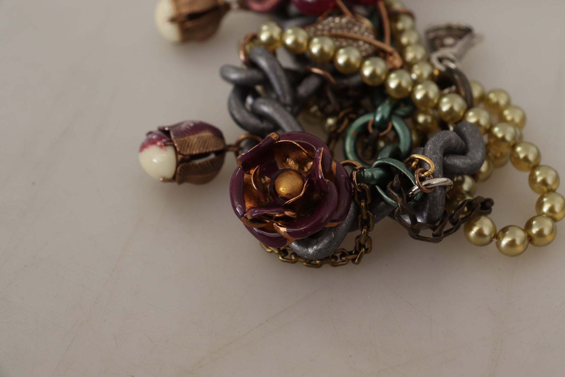 Statement-Halskette „Sicily“ aus goldfarbenem Messing mit floralem Kristall