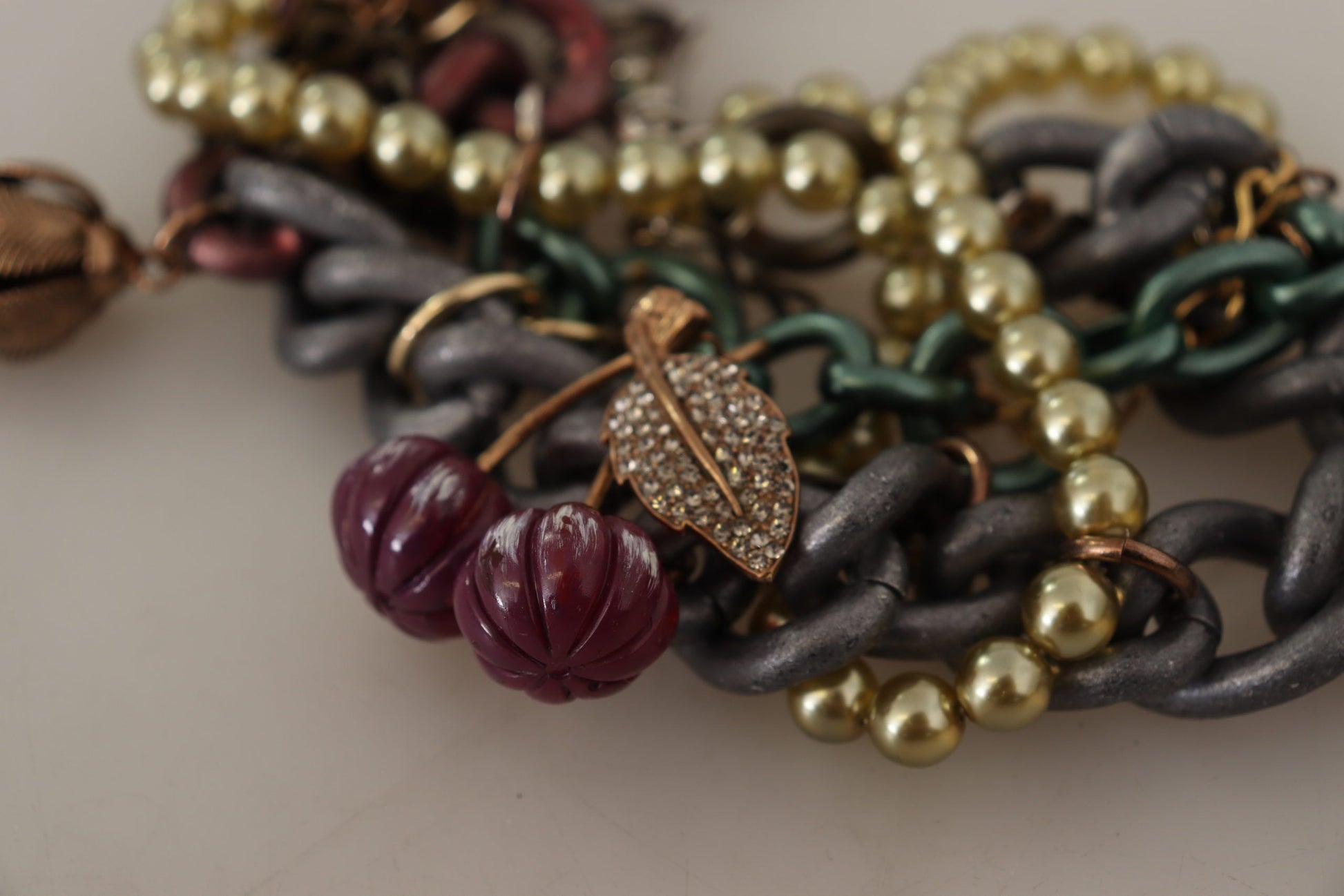 Statement-Halskette „Sicily“ aus goldfarbenem Messing mit floralem Kristall