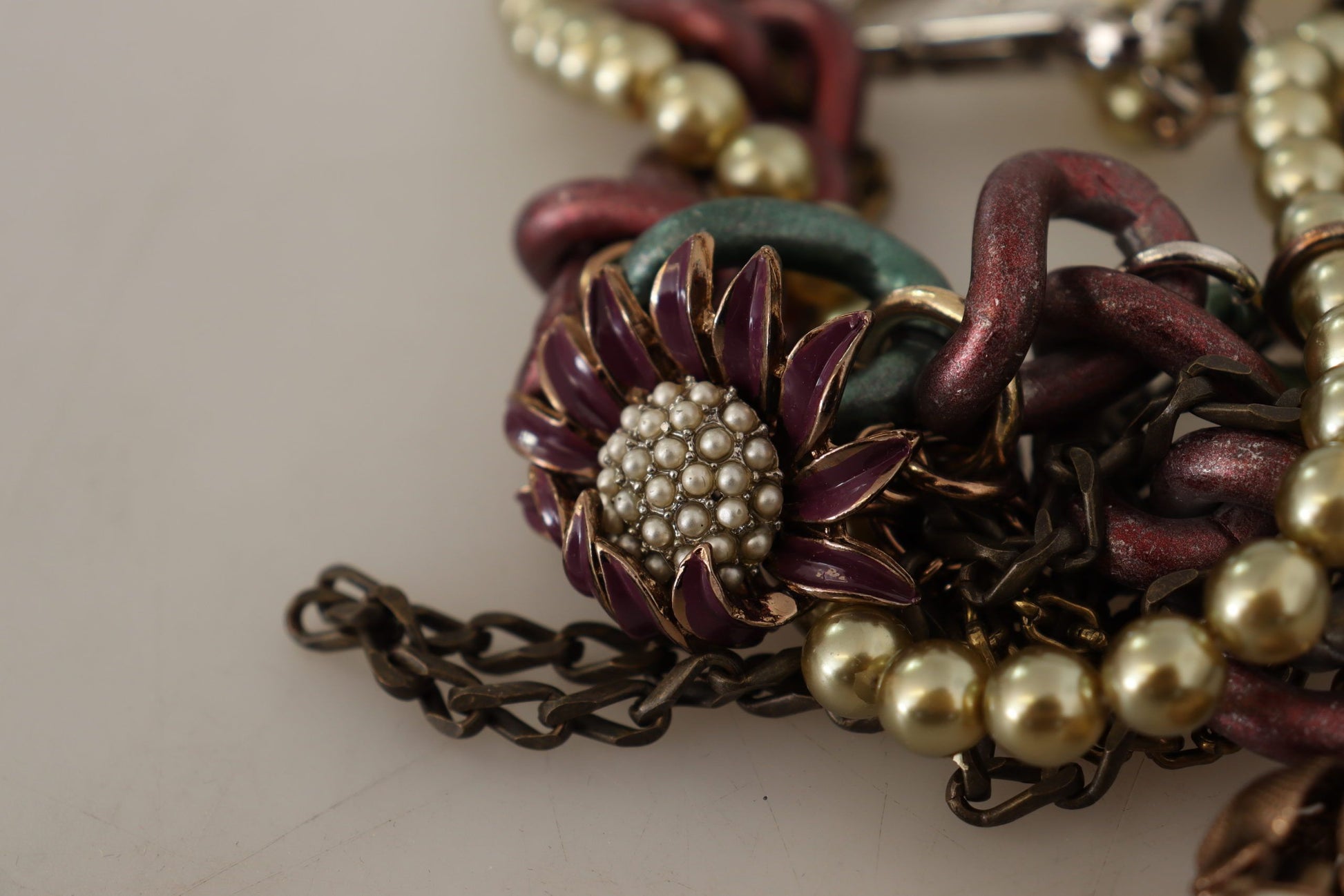 Statement-Halskette „Sicily“ aus goldfarbenem Messing mit floralem Kristall