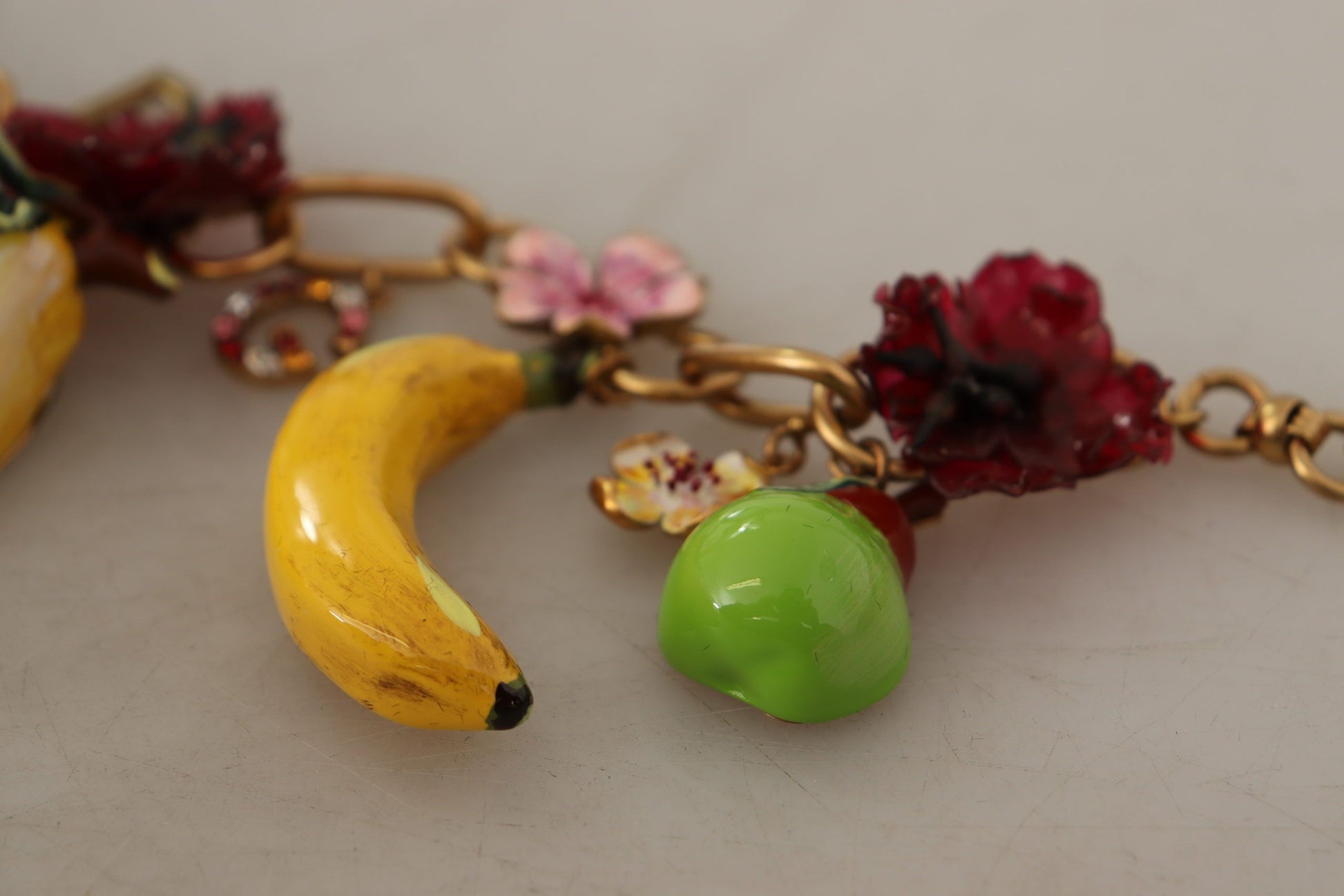 Statement-Halskette „Sizilien, Früchte, Rosen“ aus goldenem Messing