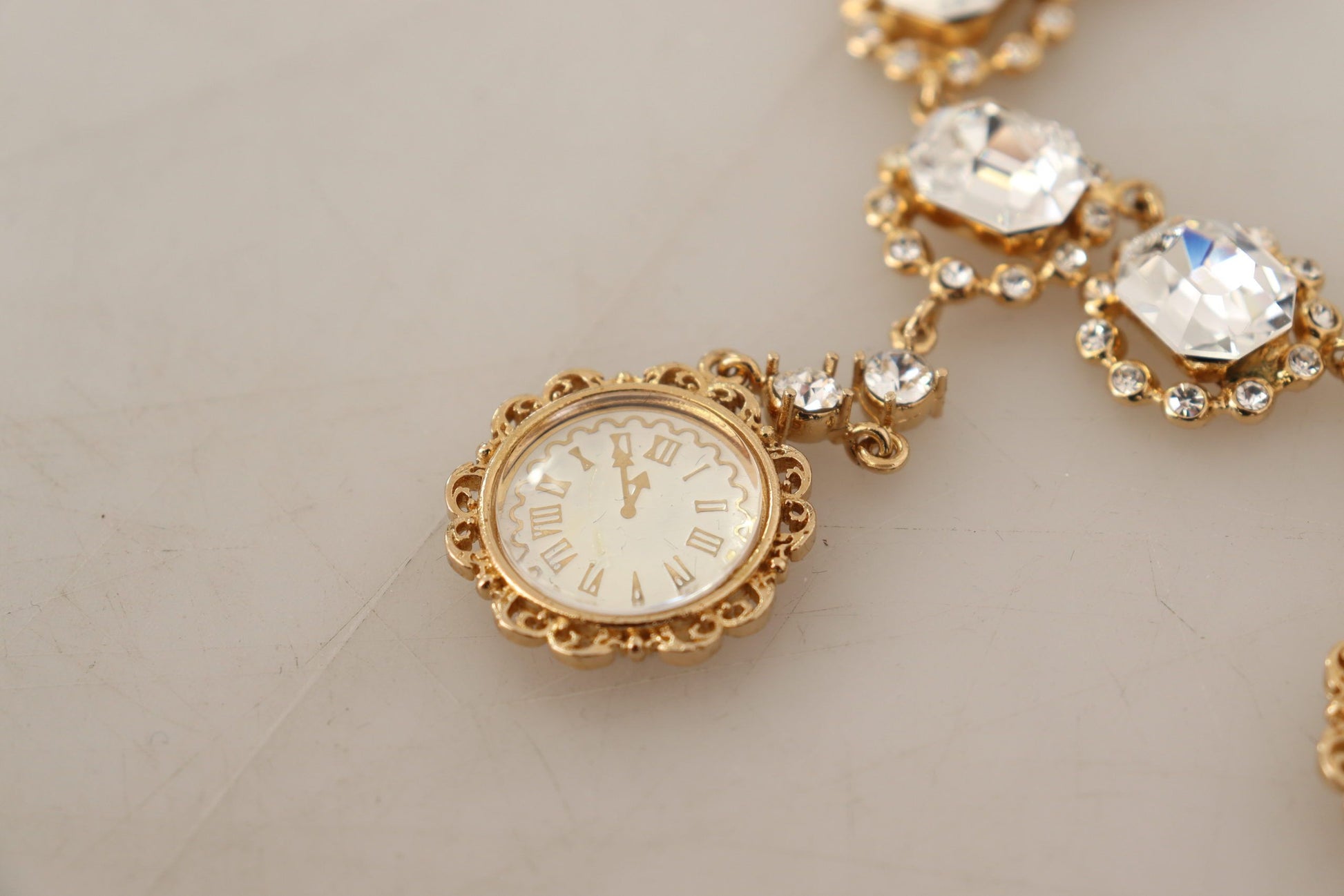 Statement-Halskette mit goldener Uhr und Kristallen