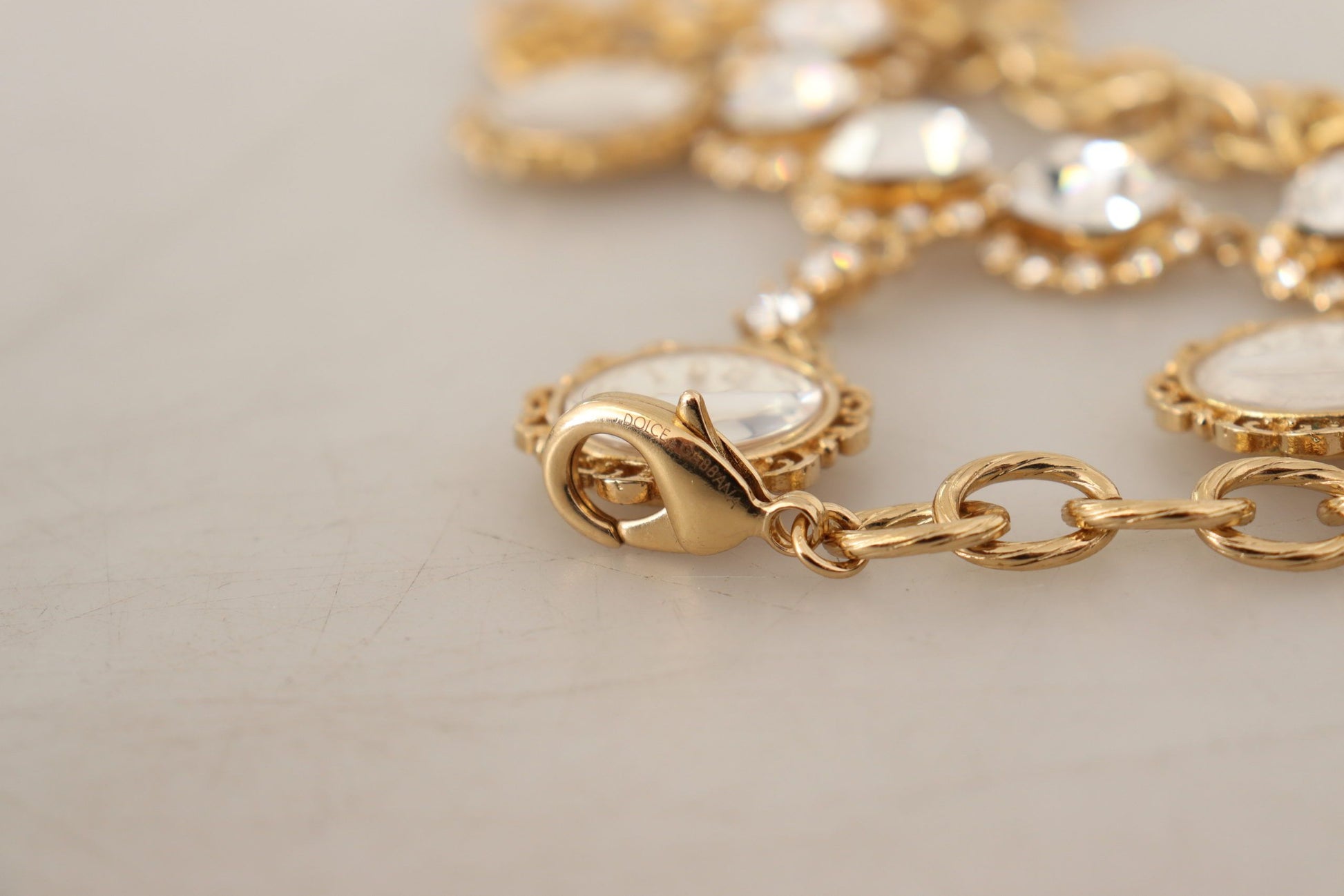 Statement-Halskette mit goldener Uhr und Kristallen