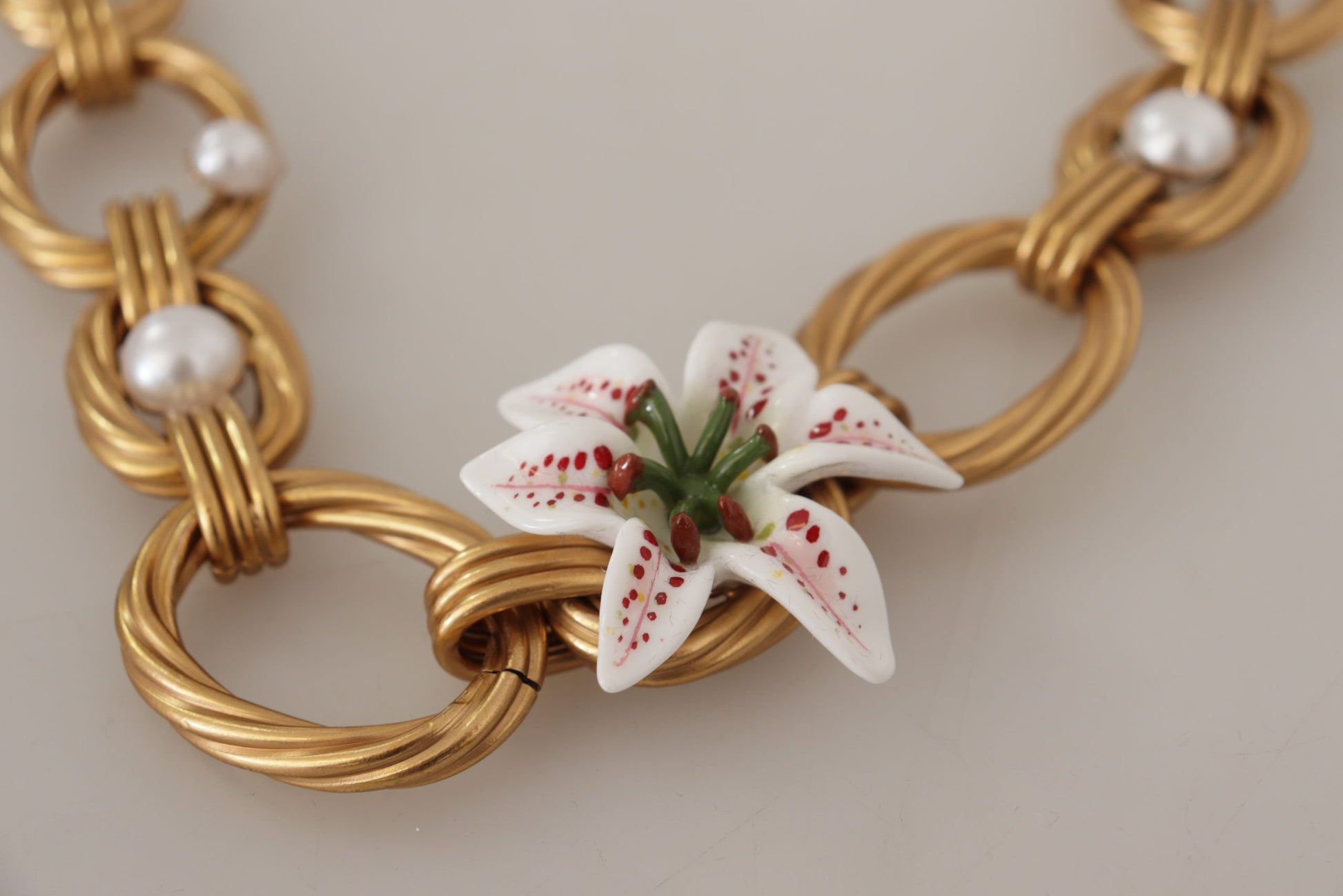 Statement-Halskette mit Blumenmuster und weißer Lilie in Gold