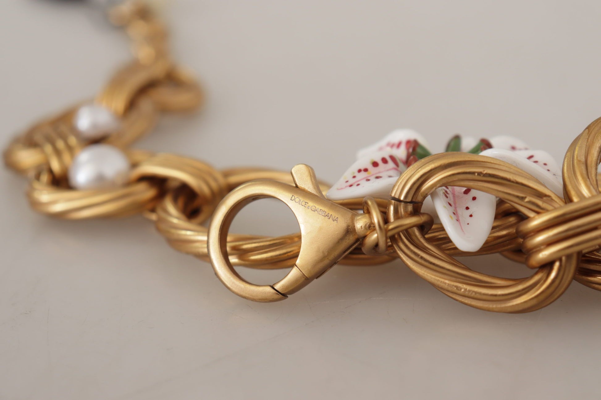 Statement-Halskette mit Blumenmuster und weißer Lilie in Gold