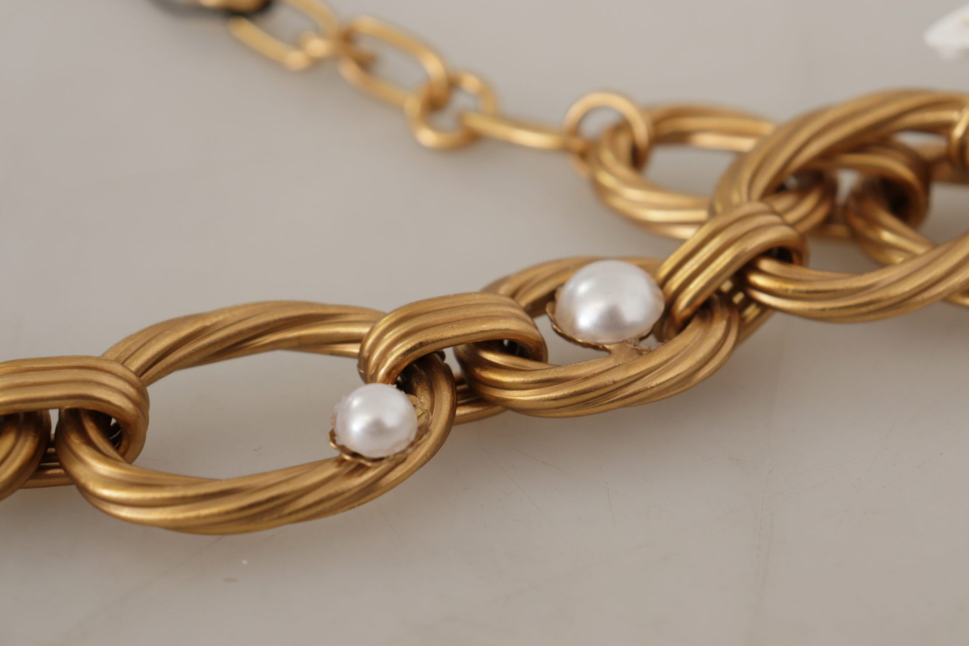 Statement-Halskette mit Blumenmuster und weißer Lilie in Gold