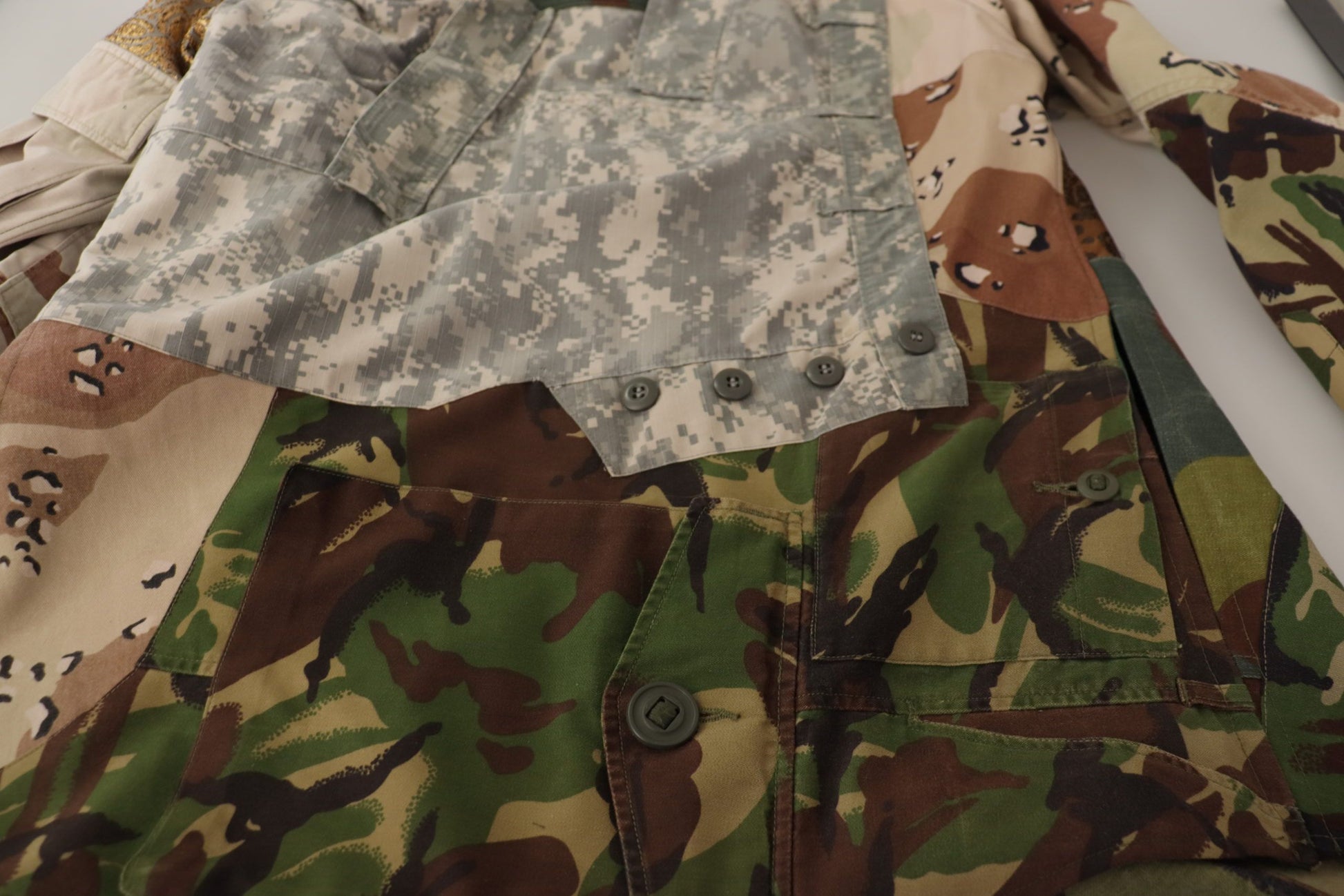 Mehrfarbiges Button-Down-Patchworkhemd