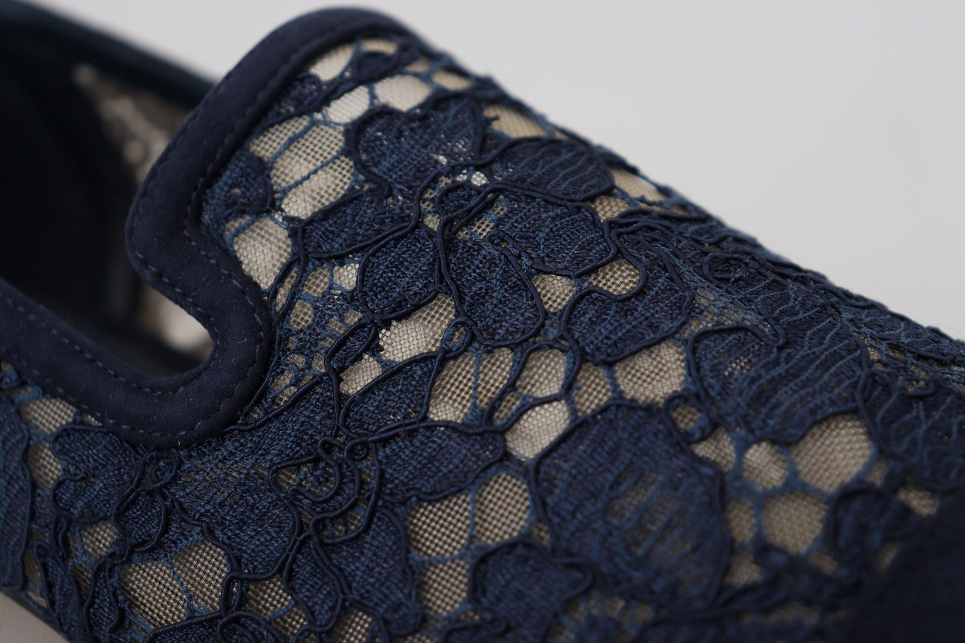 Blaue Slipper mit Blumenspitze