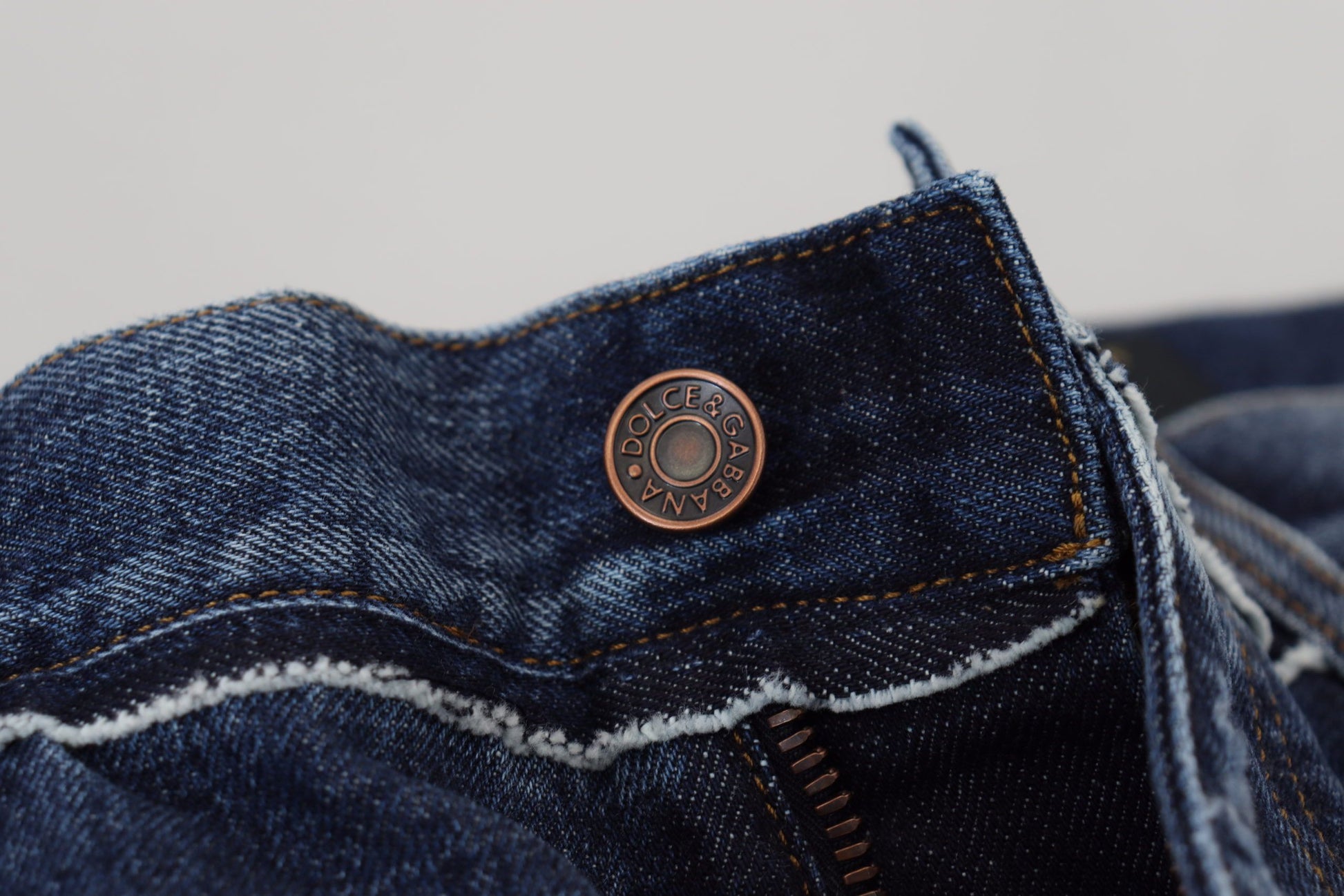 Blau verwaschene Jeanshose aus normalem Baumwolldenim