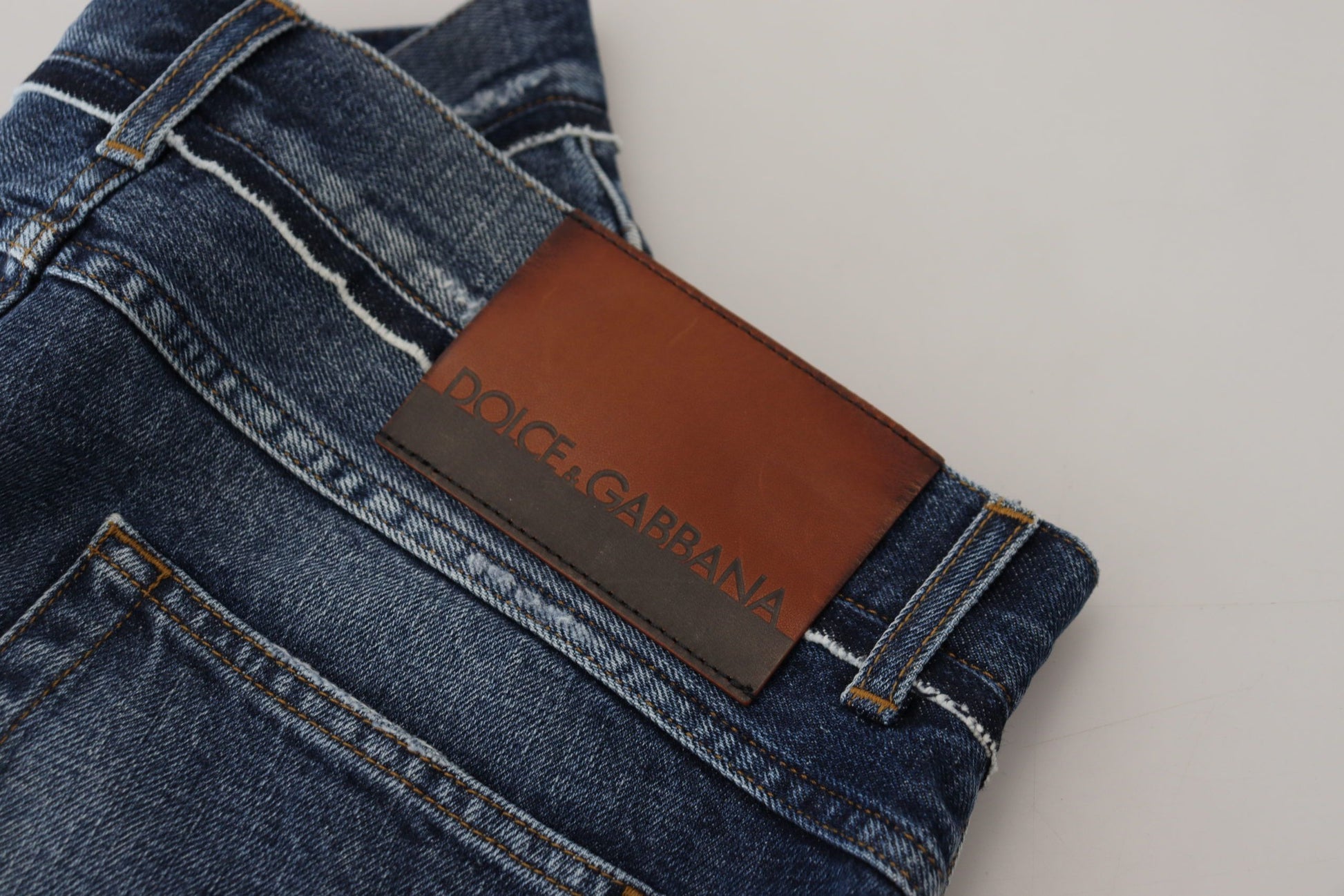 Blau verwaschene Jeanshose aus normalem Baumwolldenim