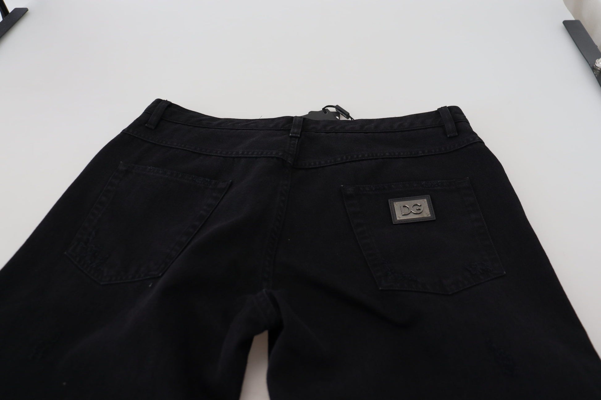Schwarze, lockere, normale Jeans aus zerrissener Baumwolle
