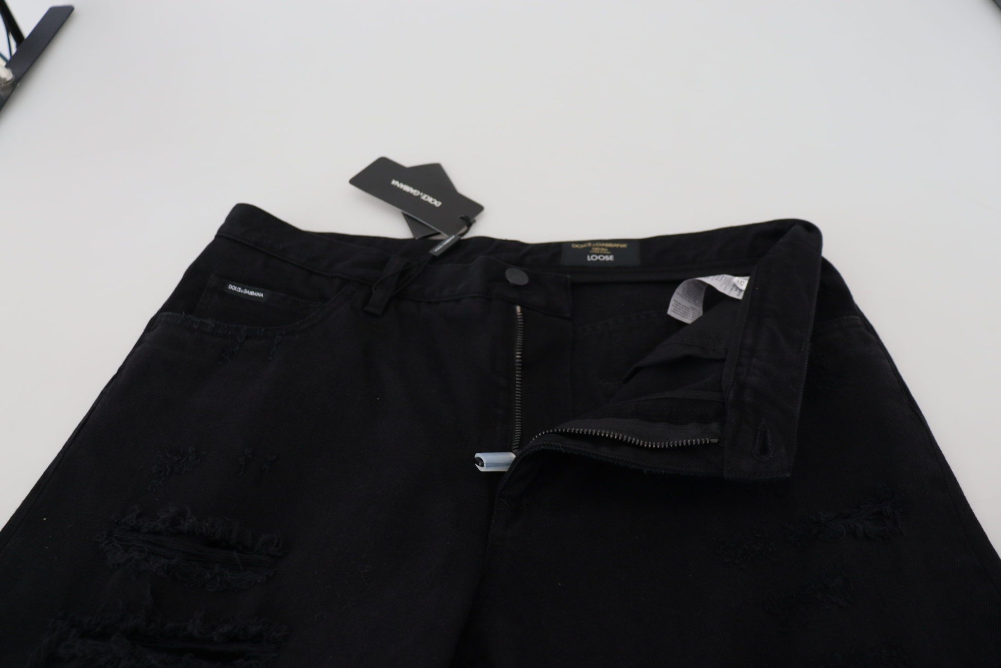 Schwarze, lockere, normale Jeans aus zerrissener Baumwolle