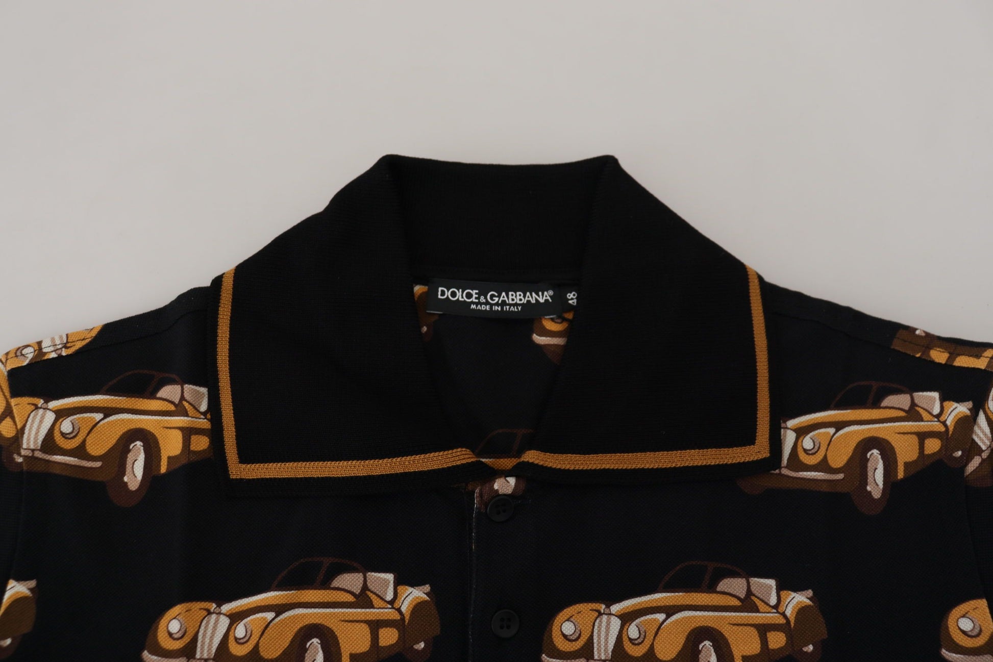 Schwarzes Poloshirt mit kurzen Ärmeln und Auto-Print