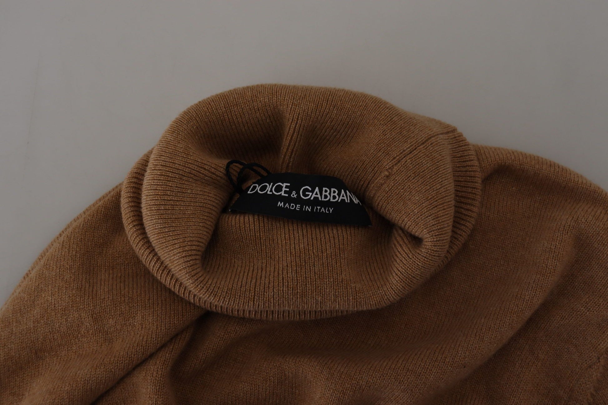 Beigefarbener Rollkragenpullover aus Kaschmir