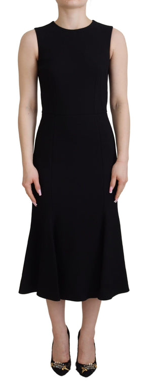Schwarzes Etuikleid aus ausgestelltem Viskosekleid