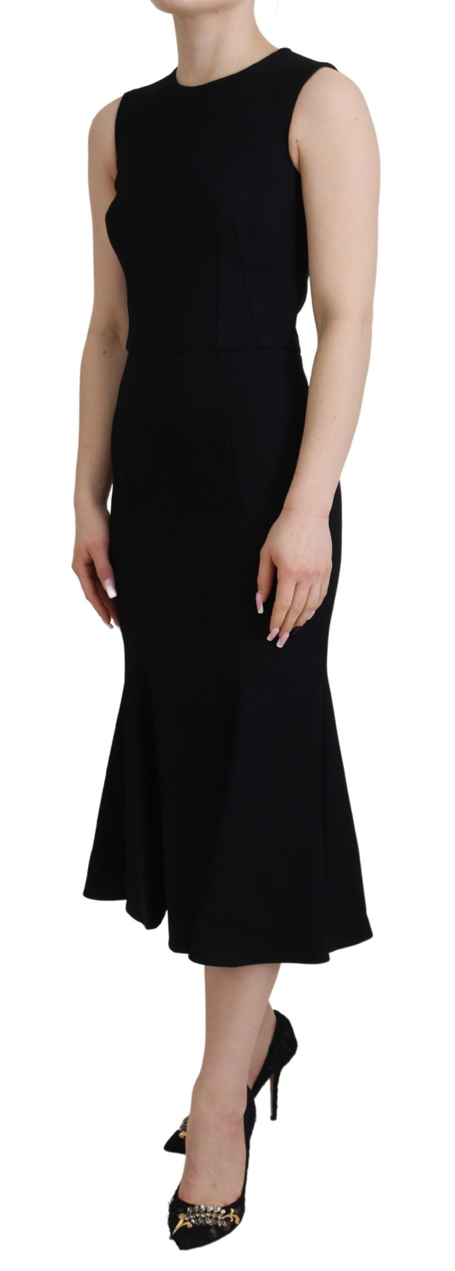 Schwarzes Etuikleid aus ausgestelltem Viskosekleid