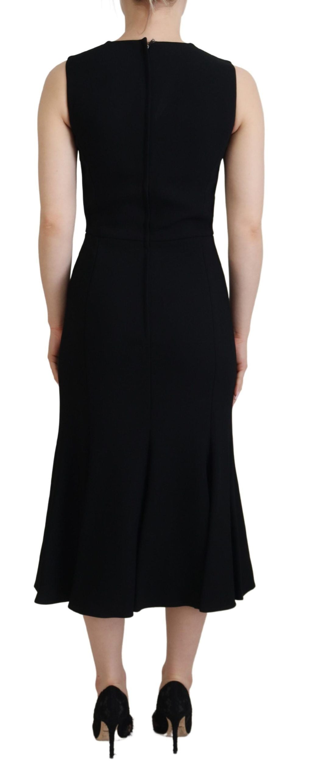Schwarzes Etuikleid aus ausgestelltem Viskosekleid