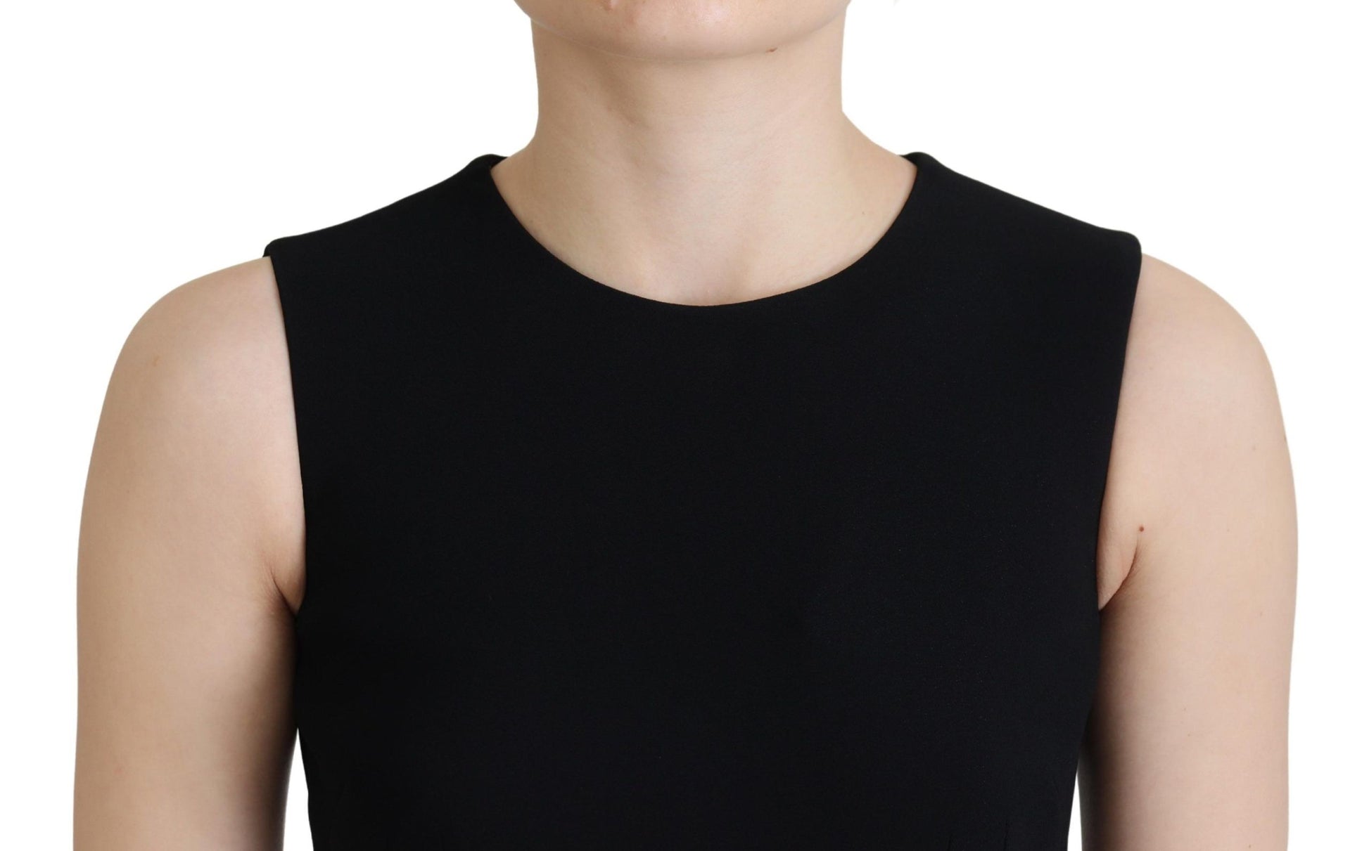 Schwarzes Etuikleid aus ausgestelltem Viskosekleid
