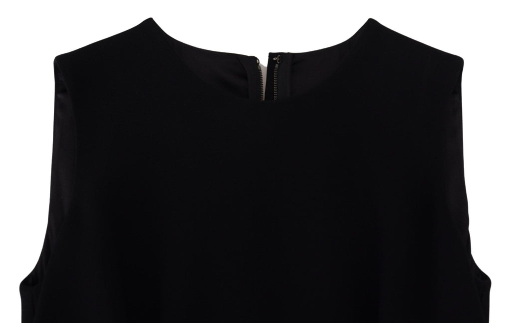 Schwarzes Etuikleid aus ausgestelltem Viskosekleid