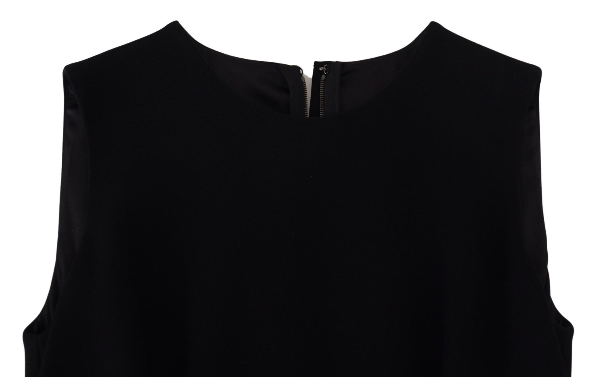 Schwarzes Etuikleid aus ausgestelltem Viskosekleid