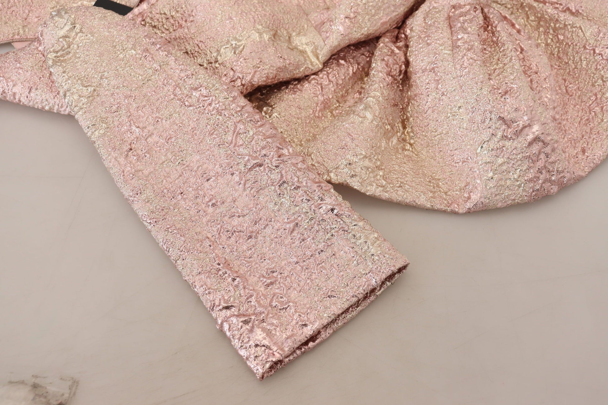 Rosa Jaquard-Midikleid mit 3/4-Ärmeln