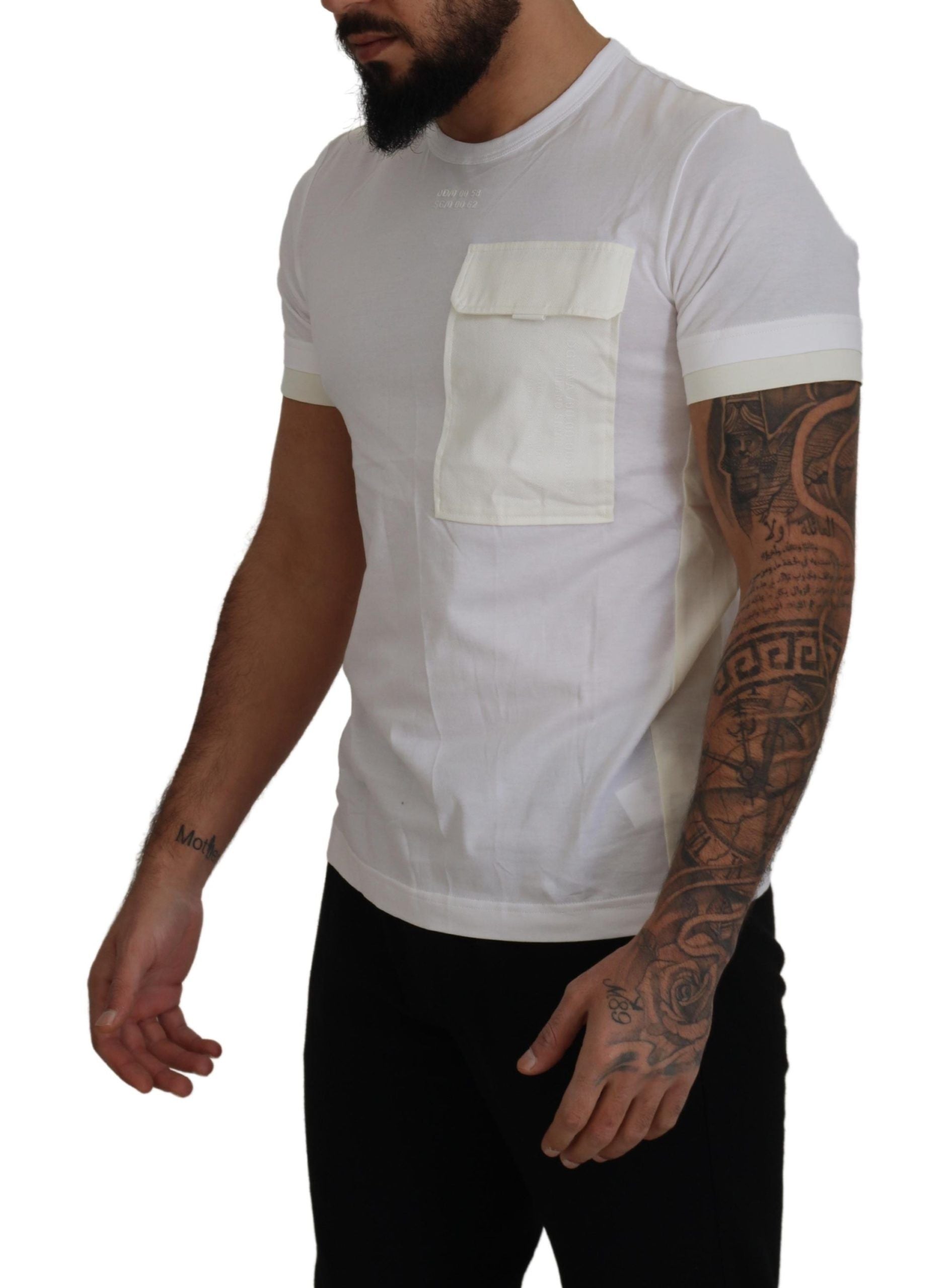 Weißes T-Shirt mit kurzen Ärmeln und Pattentasche