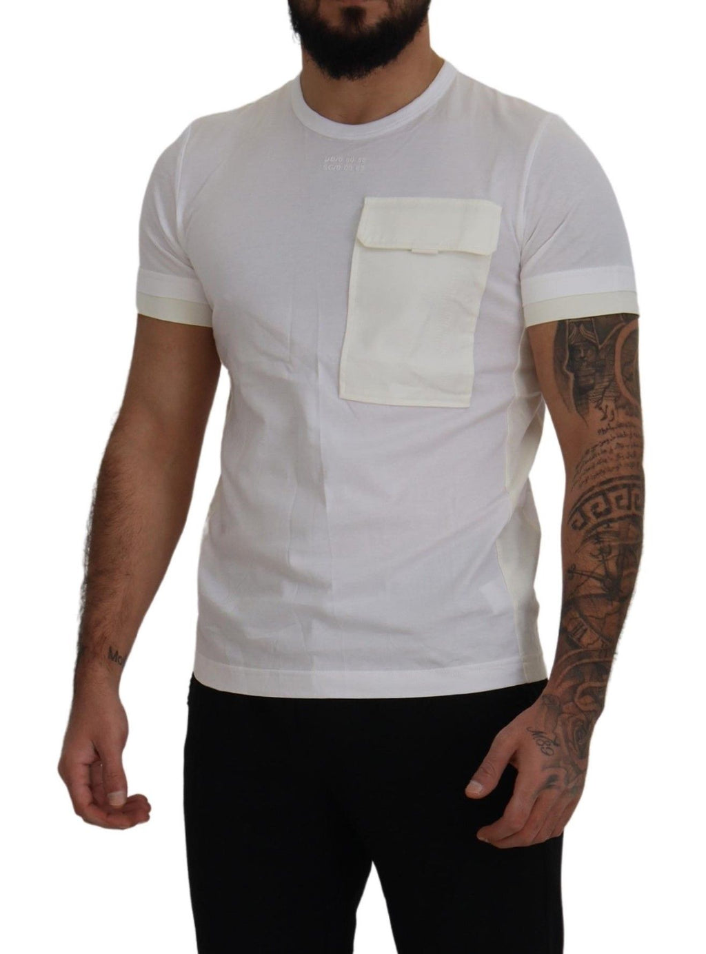 Weißes T-Shirt mit kurzen Ärmeln und Pattentasche