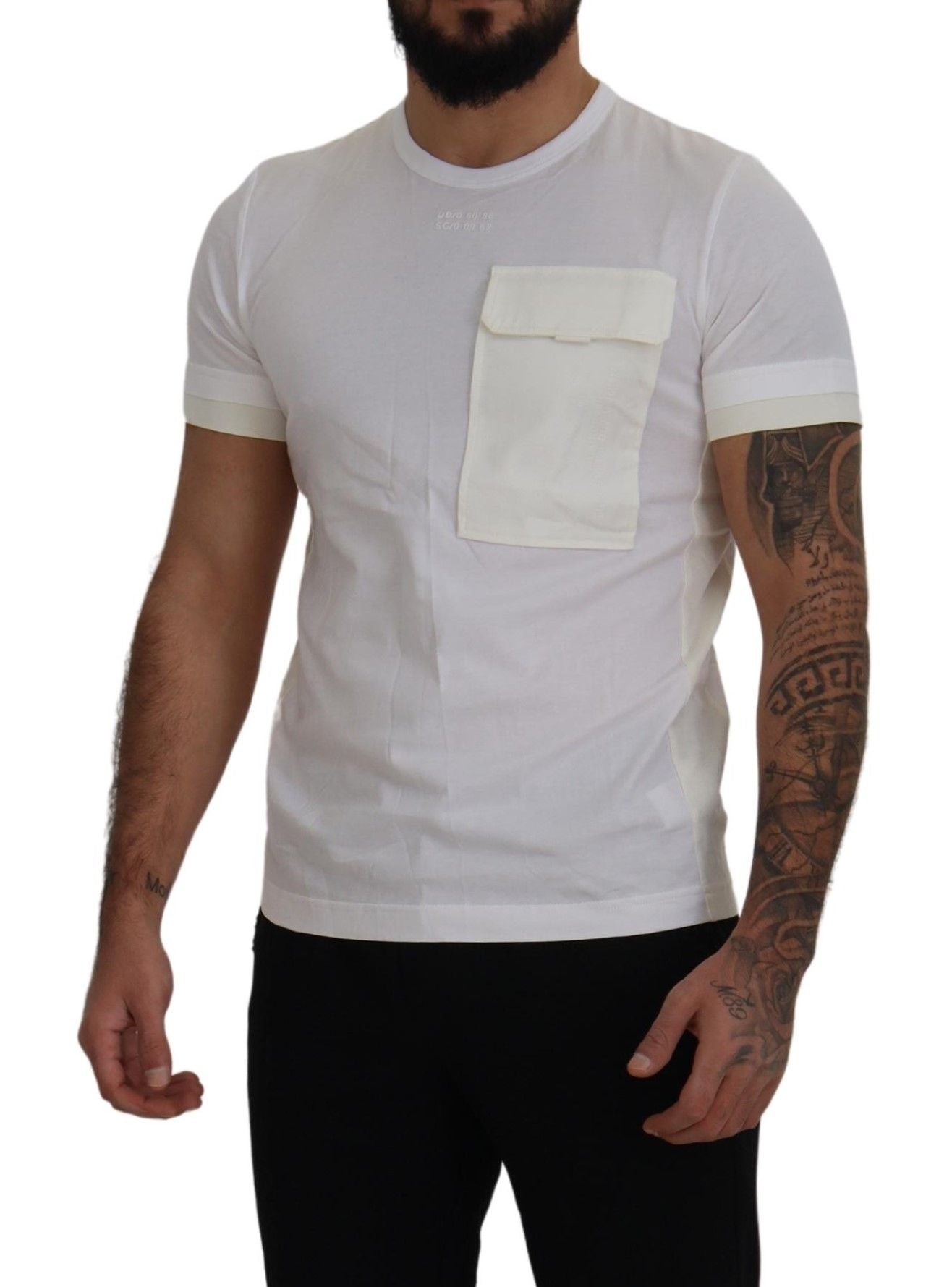 Weißes T-Shirt mit kurzen Ärmeln und Pattentasche