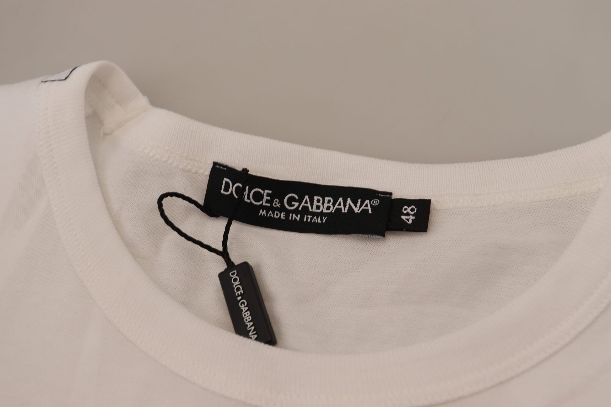 Weißes T-Shirt mit kurzen Ärmeln und Pattentasche
