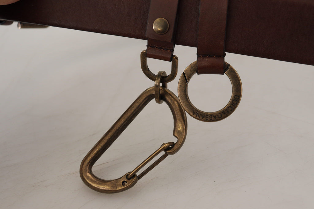 Brauner Ledergürtel mit Karabinerverschluss und goldener Metallschnalle