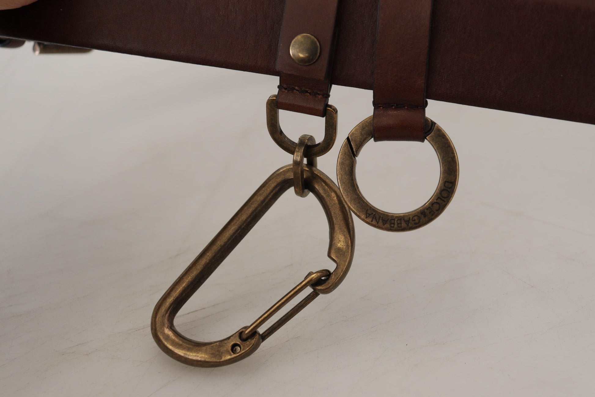 Brauner Ledergürtel mit Karabinerverschluss und goldener Metallschnalle