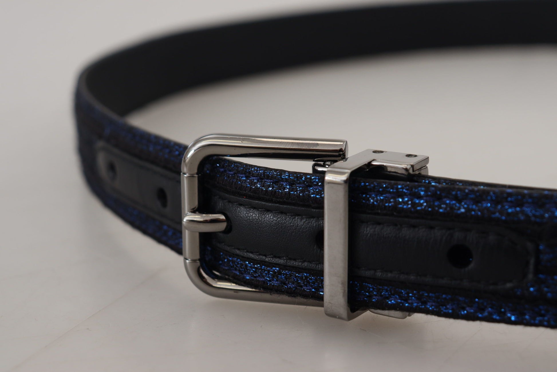 Blauer Jacquard-Gürtel mit Streifen und silberner Schnalle