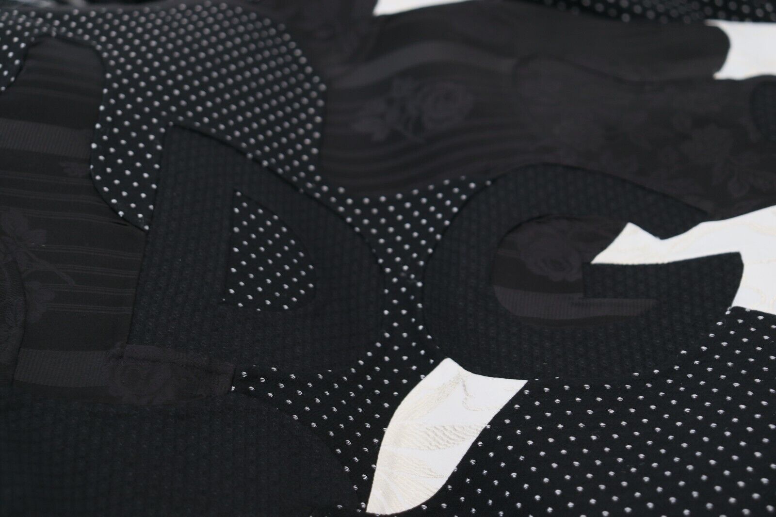 Schwarz-weiße Lammfelljacke mit durchgehendem Reißverschluss