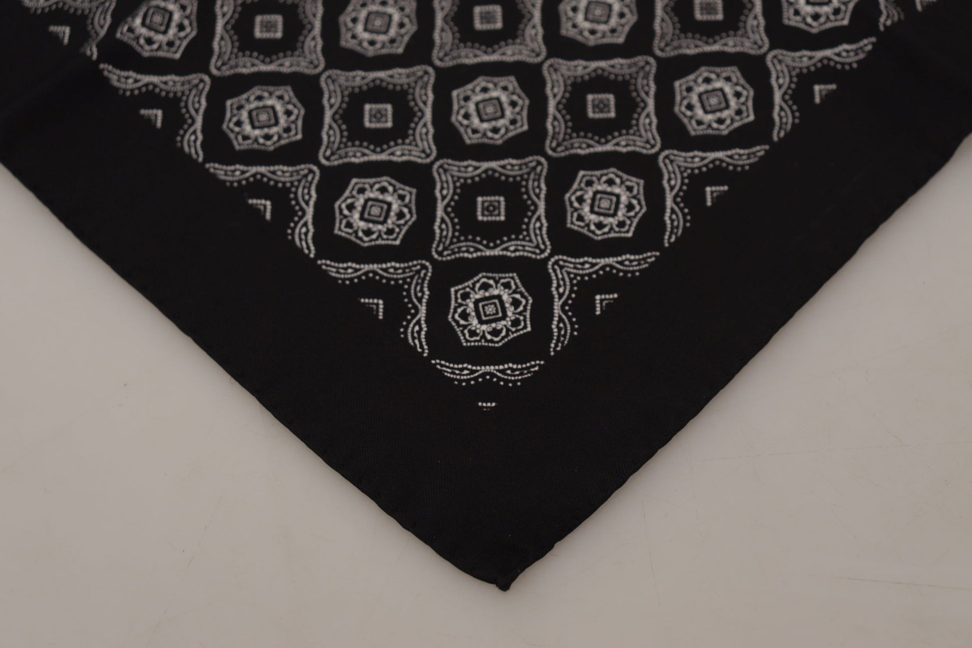 Schwarzer quadratischer Taschentuchschal mit geometrischem Muster