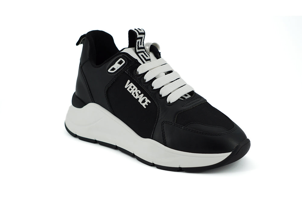 Elegante monochrome Leder-Sneaker
