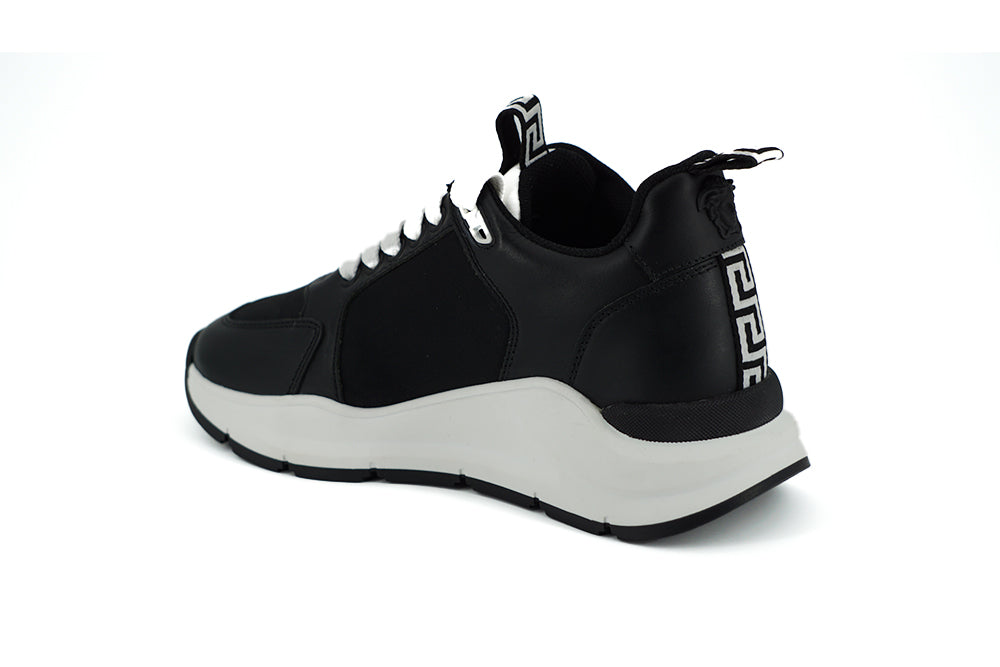 Elegante monochrome Leder-Sneaker