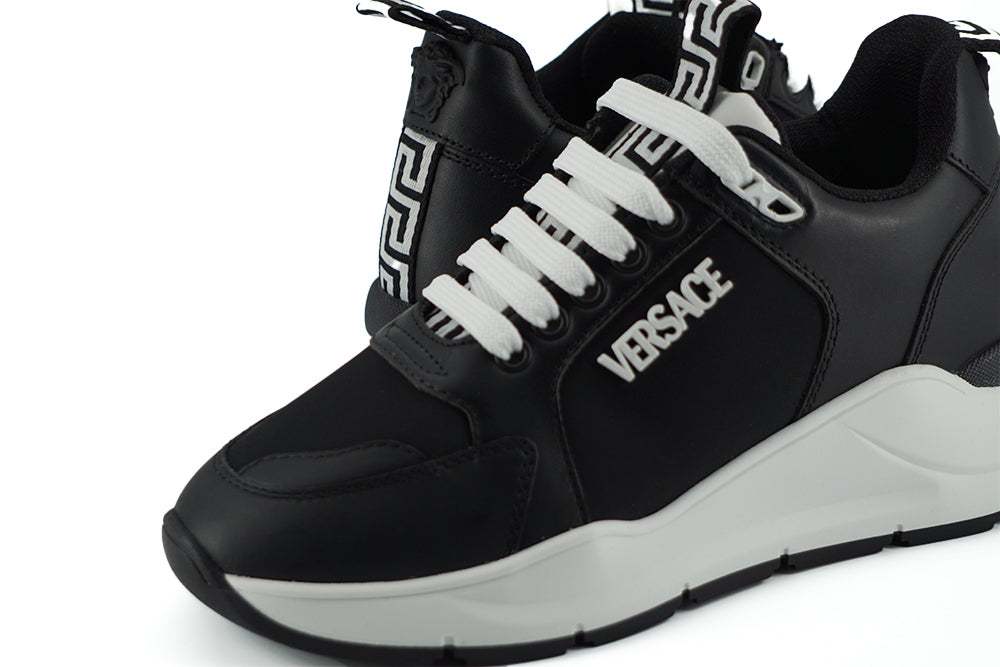 Elegante monochrome Leder-Sneaker