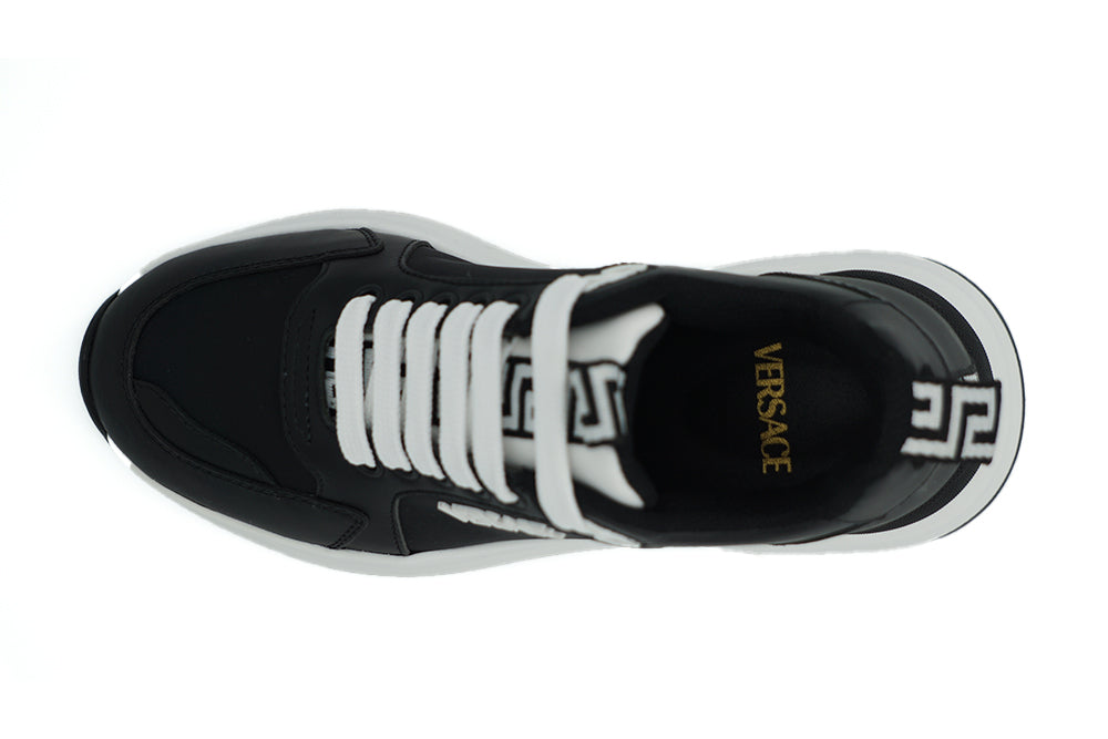 Elegante monochrome Leder-Sneaker
