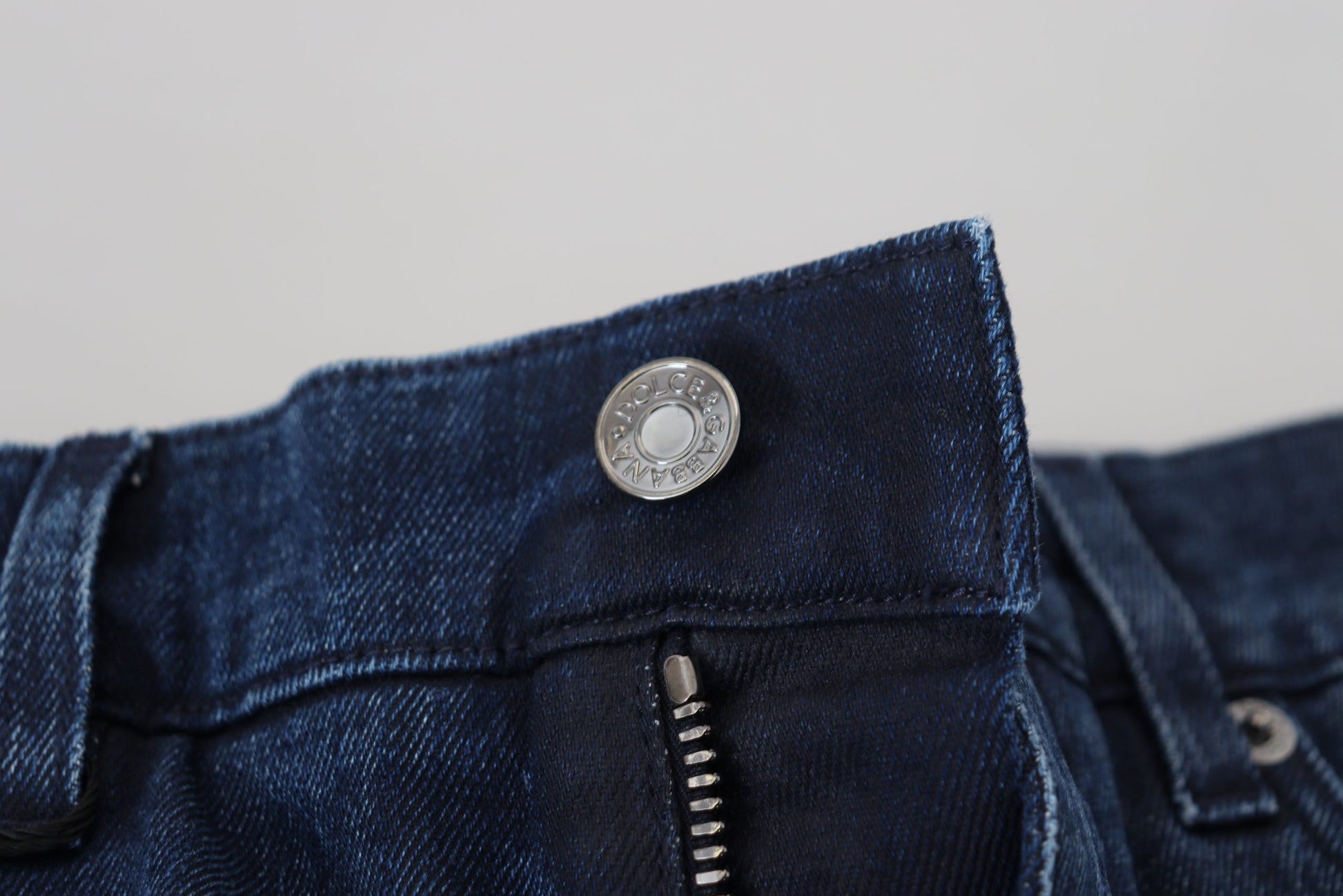 Blaue Skinny-Jeans aus zerfetztem Baumwolldenim