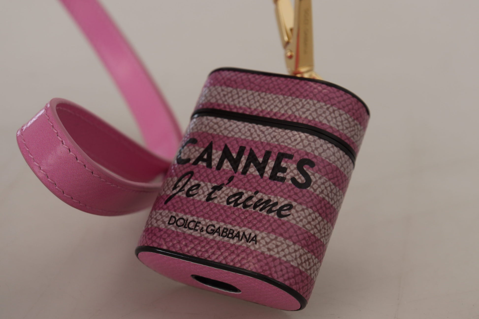 Airpods-Hülle mit rosa-schwarzem Lederband und goldenem Metalllogo