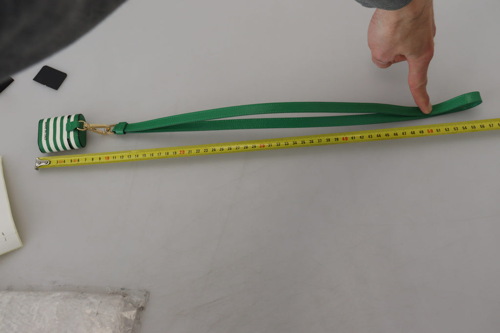 Airpods-Hülle mit grünem Lederband und goldenem Metalllogo