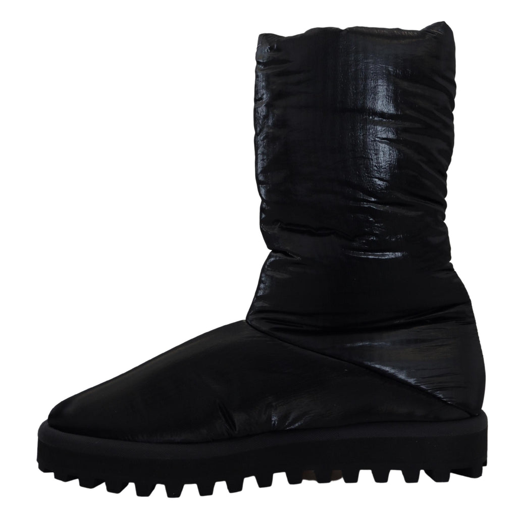 Schwarze Stiefel, gepolsterte Winterschuhe mit mittlerer Wade