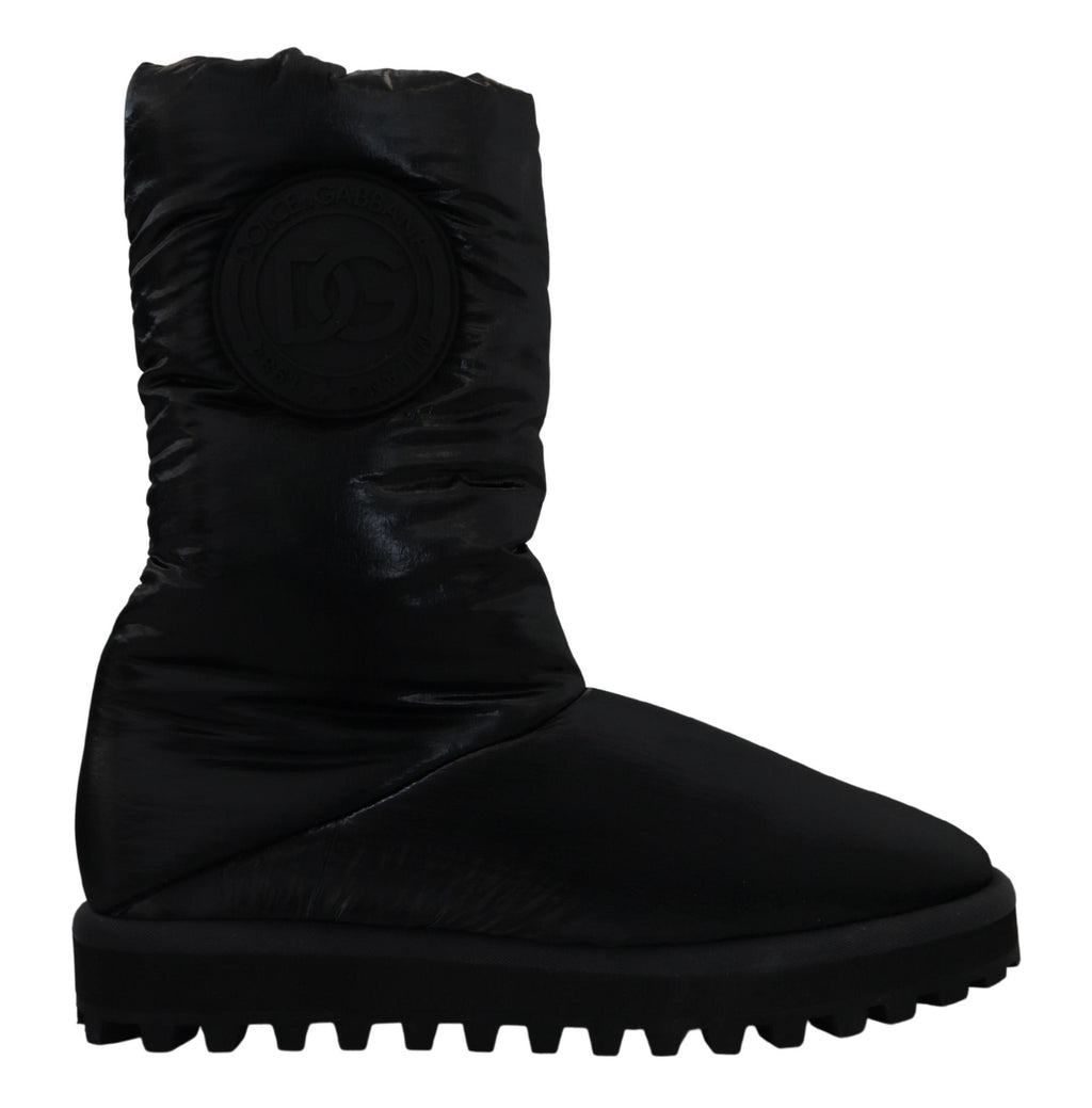 Schwarze Stiefel, gepolsterte Winterschuhe mit mittlerer Wade