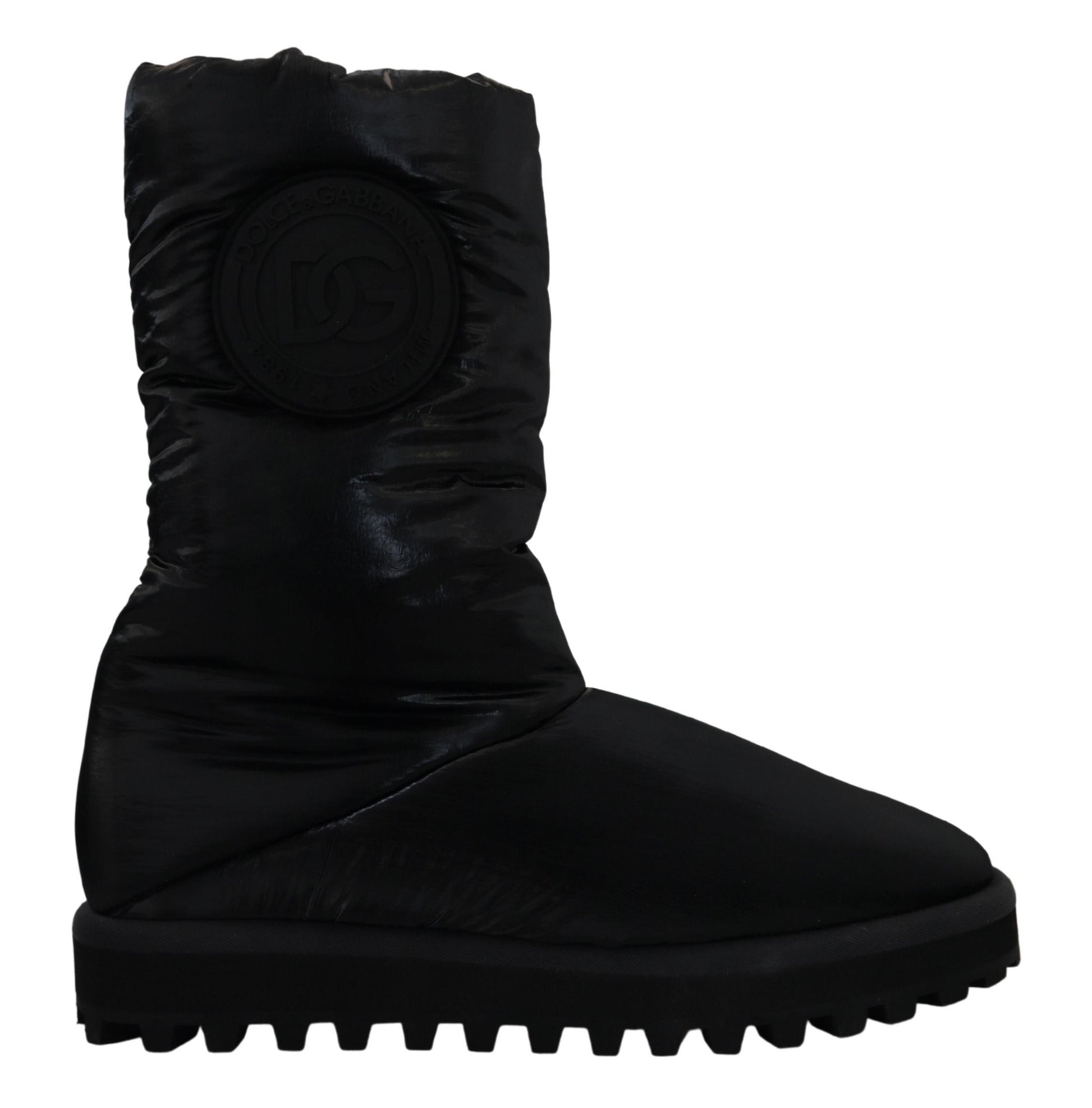 Schwarze Stiefel, gepolsterte Winterschuhe mit mittlerer Wade
