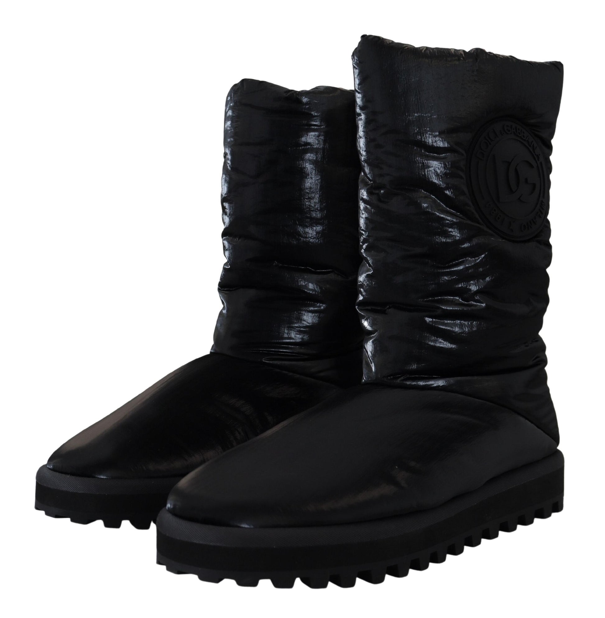 Schwarze Stiefel, gepolsterte Winterschuhe mit mittlerer Wade